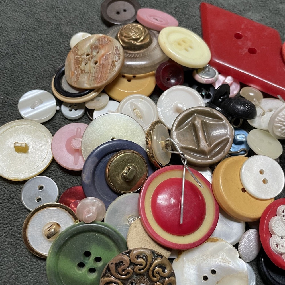 ANTIQUE VINTAGE LOT OF Assorted BUTTONS - Picture 4 of 4